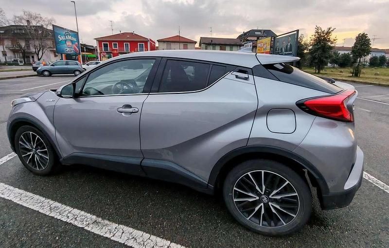 Usata Toyota C-HR Lounge 98 CV (72 kW) 2017 Argento SUV