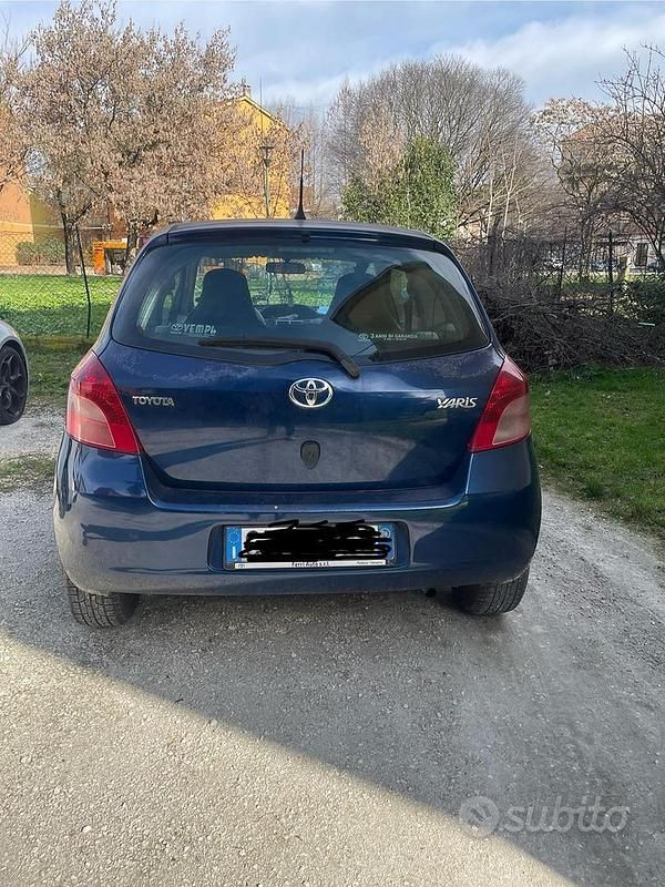 Usata Toyota Yaris Sol 69 CV (50 kW) 2005 Blu Berlina