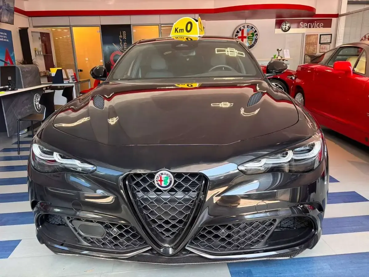 Nuova Alfa Romeo Giulia Quadrifoglio 519 CV (381 kW) 2025 Nero vulcano Berlina