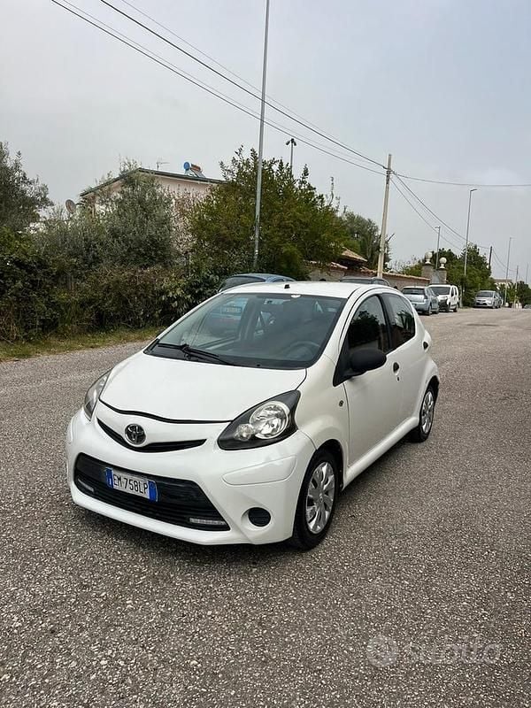 Usata Toyota Aygo 68 CV (50 kW) 2013 Bianco Utilitaria