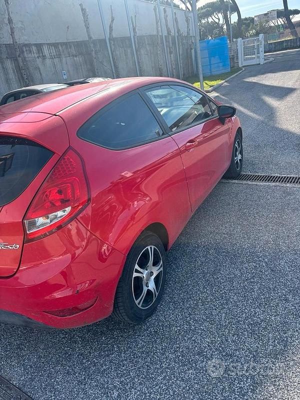 Usata Ford Fiesta 82 CV (60 kW) 2010 Rosso Utilitaria