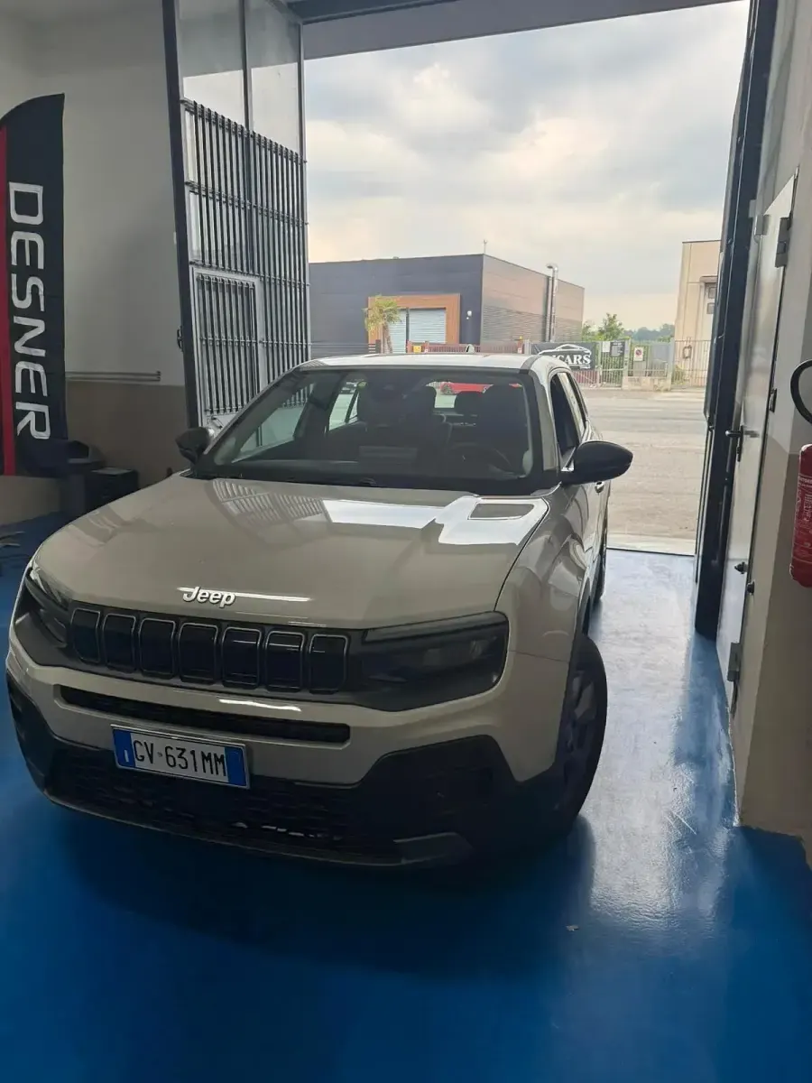 Usata Jeep Avenger Longitude 100 CV (73 kW) 2024 Beige SUV