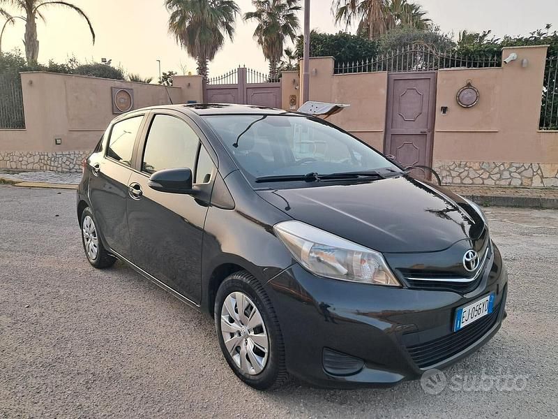Usata Toyota Yaris Lounge 69 CV (50 kW) 2011 Nero Utilitaria