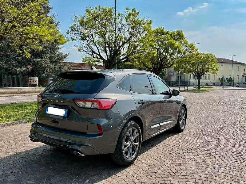 Usata Ford Kuga ST-Line 150 CV (110 kW) 2022 Grigio SUV