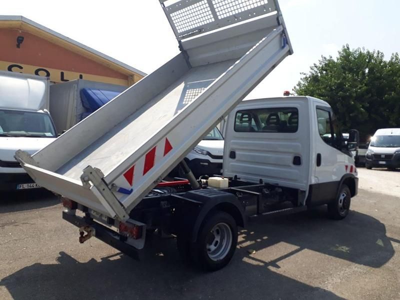 Usata Iveco Daily 140 CV (102 kW) 2021 Altro pastello Furgone