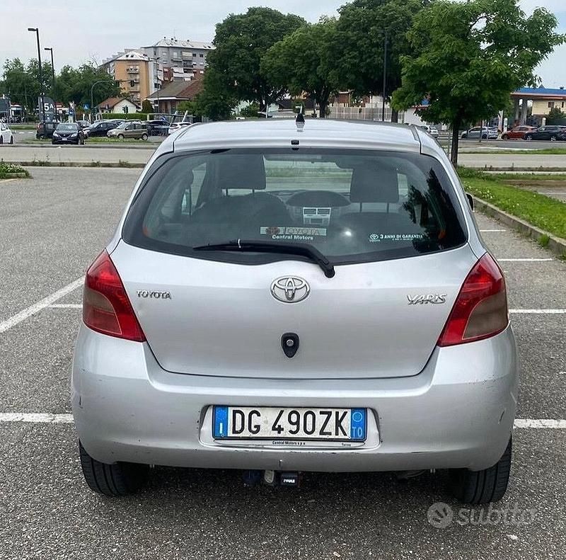 Grigio Usata 2008 Toyota Yaris Tre volumi | 2500 € (Super prezzo) - Immagine 1/4