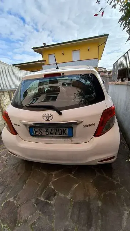 Usata Toyota Yaris Active 69 CV (50 kW) 2013 Bianco Utilitaria