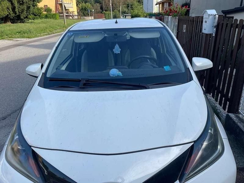 Usata Toyota Aygo Edition 68 CV (50 kW) 2015 Bianco Utilitaria