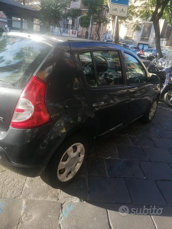 Grigio Usata 2010 Dacia Sandero Tre volumi | 2500 € - Immagine 1/3
