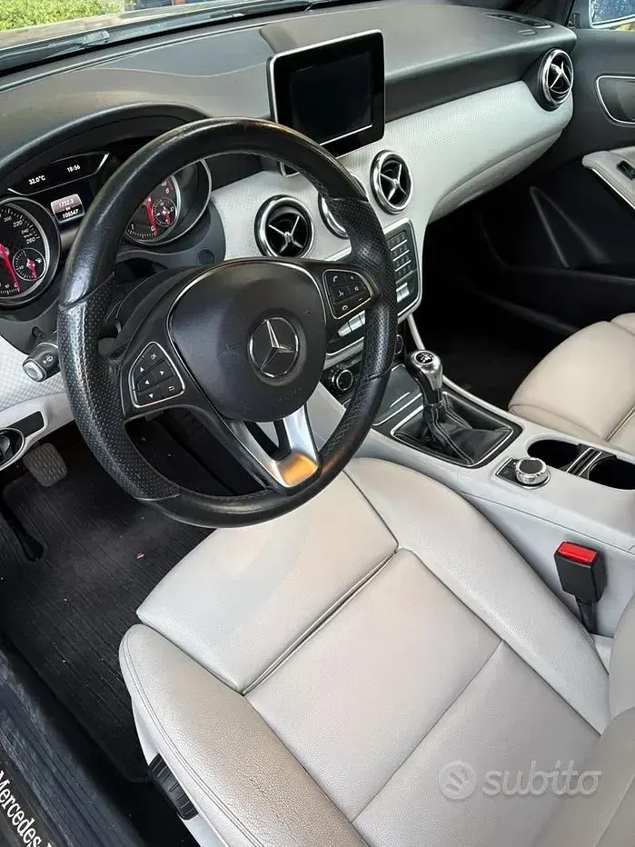 Usata Mercedes A180 109 CV (80 kW) 2017 Grigio Utilitaria