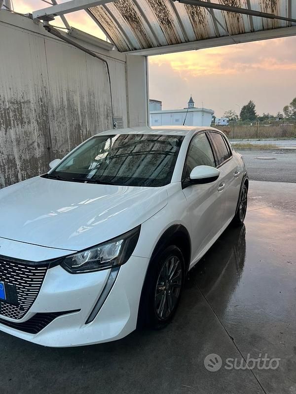 Bianco Usata 2021 Peugeot e-208 Allure Due volumi | 13.500 € (Ottimo prezzo) - Immagine 1/4