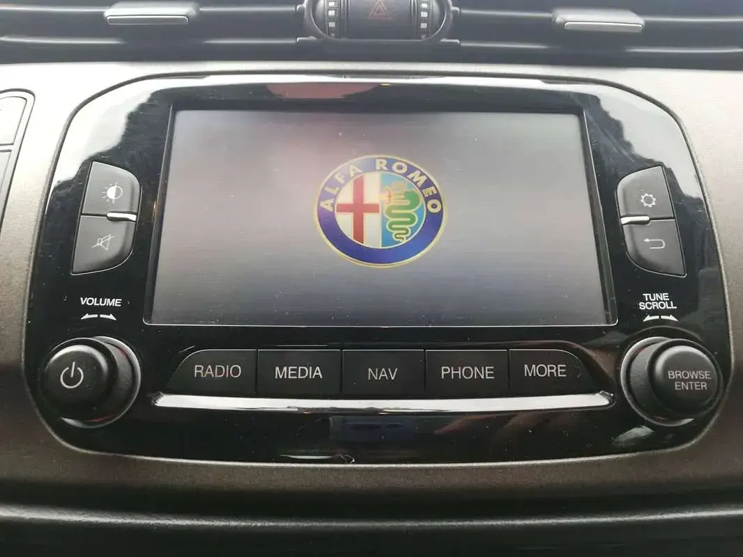 Usata Alfa Romeo Giulietta Distinctive 174 CV (127 kW) 2014 Blu/azzurro Utilitaria