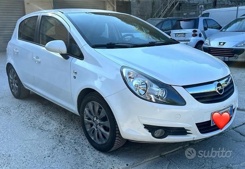 Usata Opel Corsa Edition 85 CV (62 kW) 2010 Bianco Utilitaria