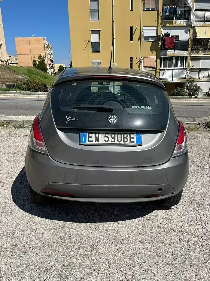 Usata Lancia Ypsilon 85 CV (62 kW) 2014 Grigio Utilitaria