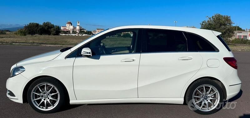 Bianco Usata 2013 Mercedes B180 Monovolume | 6900 € (Buon prezzo) - Immagine 1/4
