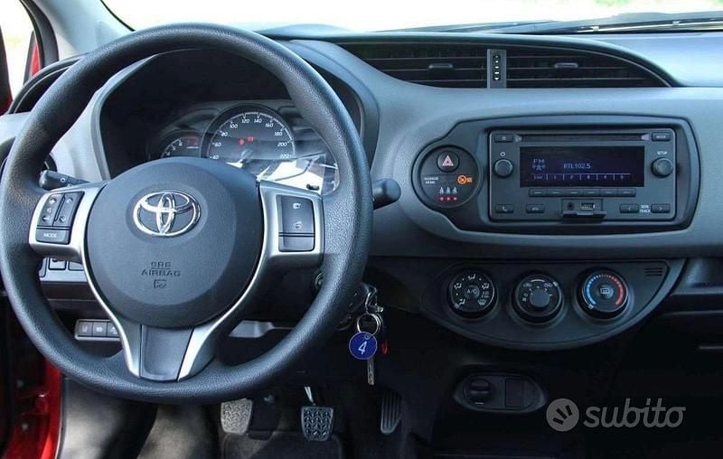 Usata Toyota Yaris Cool 72 CV (52 kW) 2019 Rosso Berlina
