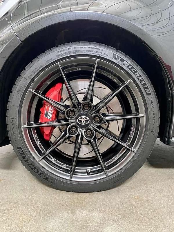 Begagnad Toyota Yaris 261 HK (191 kW) 2021 Svart Halvkombi