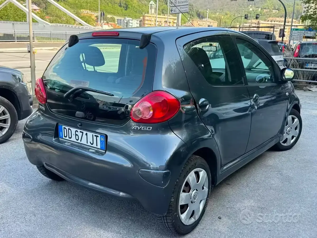 Usata Toyota Aygo 68 CV (50 kW) 2006 Grigio Utilitaria