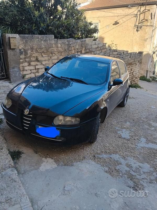 Usata Alfa Romeo 147 105 CV (77 kW) 2002 Nero Utilitaria