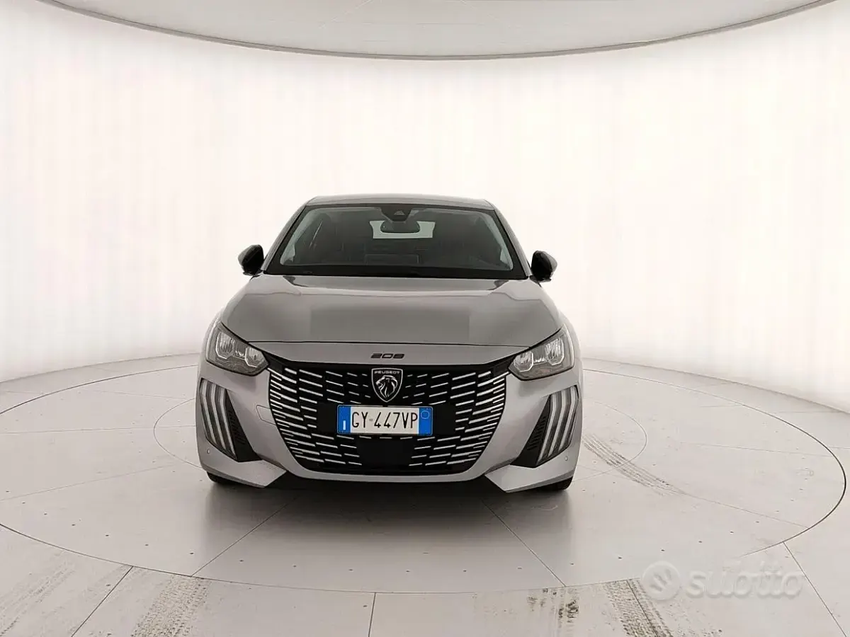 Usata Peugeot 208 Allure 101 CV (74 kW) 2025 Grigio Utilitaria