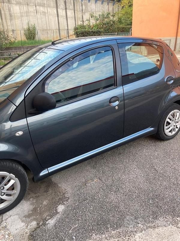 Brugt Toyota Aygo 68 HK (50 kW) 2013 Grå Hatchback