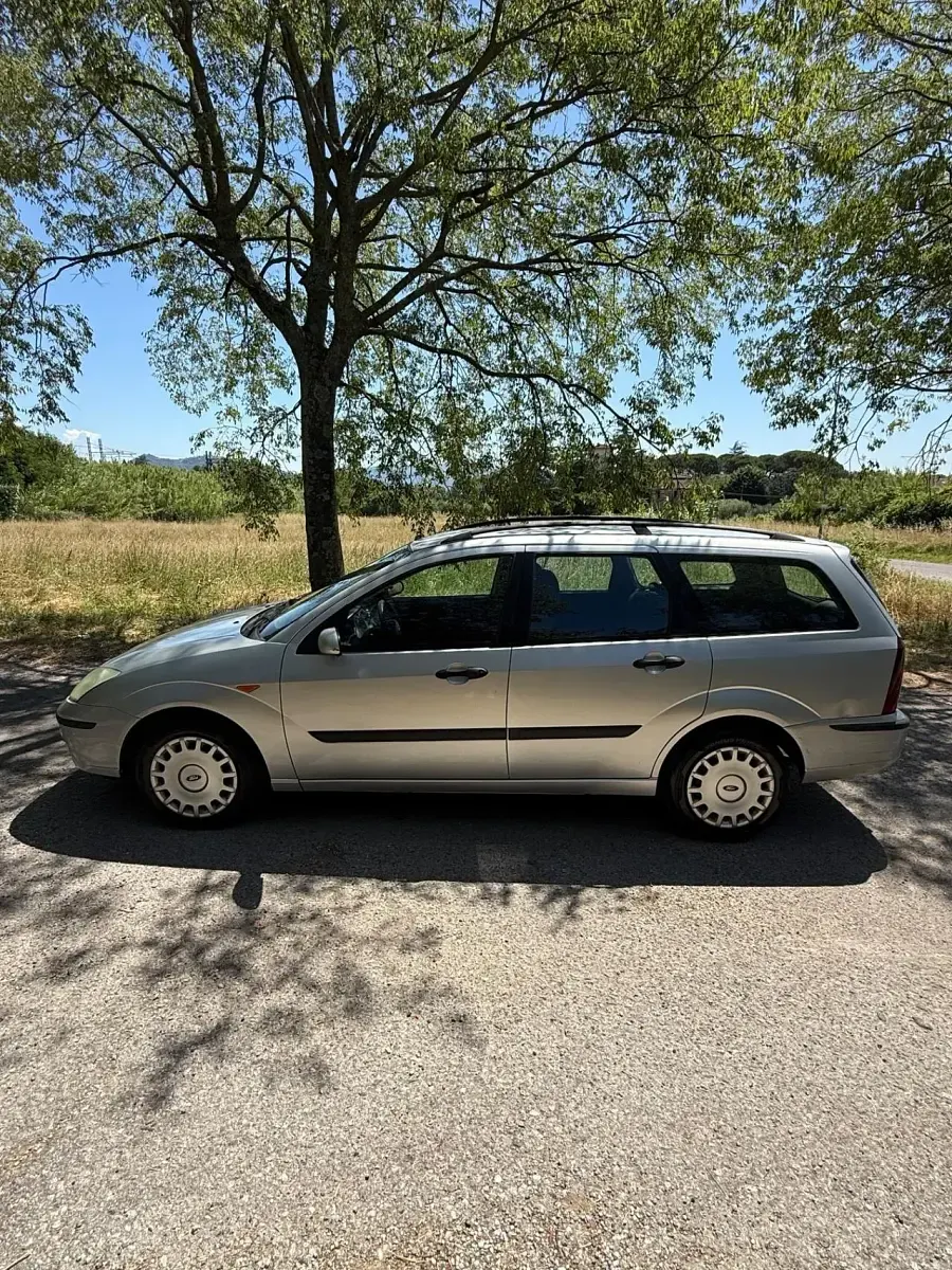 Usata Ford Focus Ambiente 100 CV (73 kW) 2003 Argento Station wagon