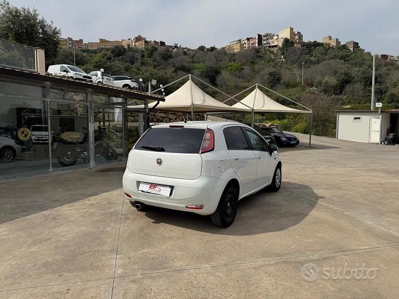 Usata Fiat Punto Lounge 75 CV (55 kW) 2015 Bianco Utilitaria