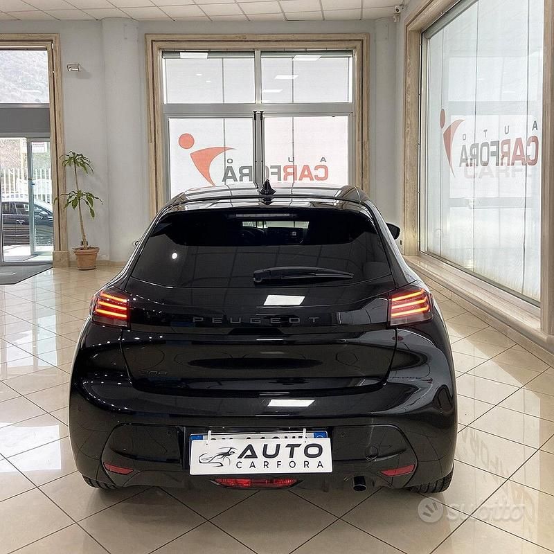 Usata Peugeot 208 Allure 101 CV (74 kW) 2025 Nero Utilitaria
