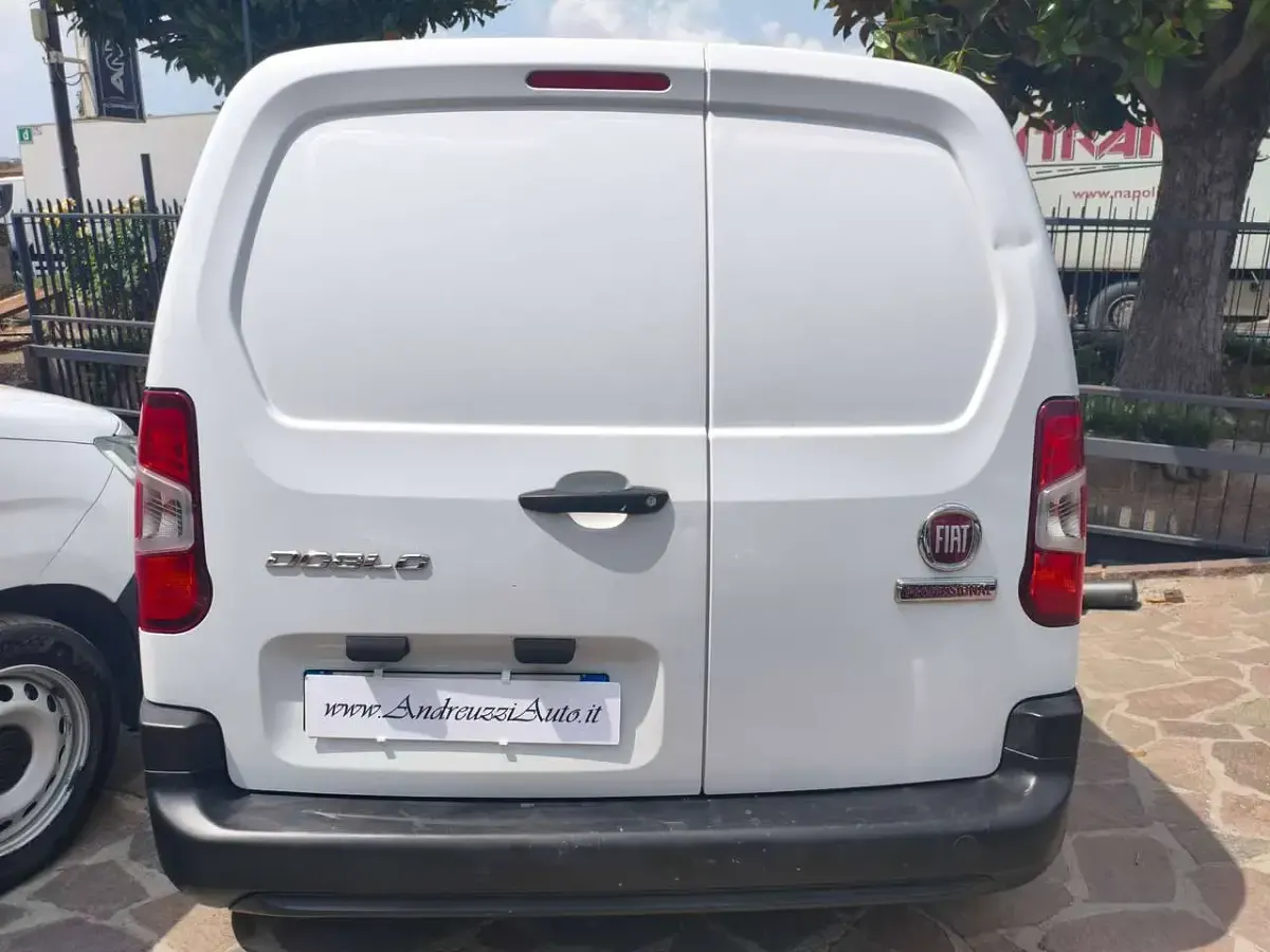 Usata Fiat Doblò 101 CV (74 kW) 2023 Bianco Monovolume