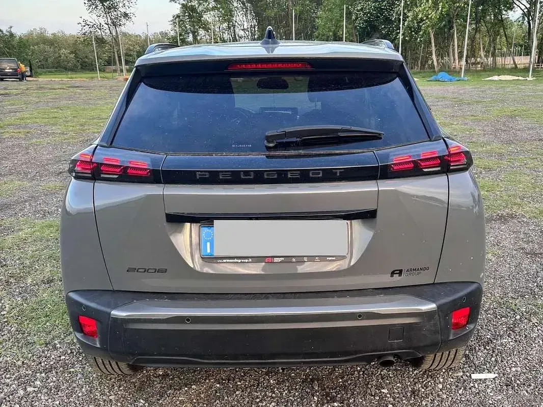 Usata Peugeot 2008 Allure 101 CV (74 kW) 2024 Grigio SUV