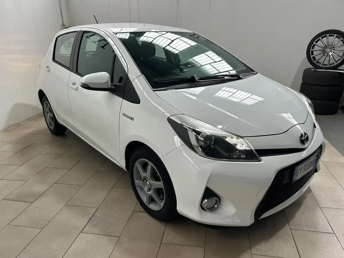 Second-hand Toyota Yaris Hybrid Lounge 75 CP (55 kW) 2013 Alb Berlinǎ