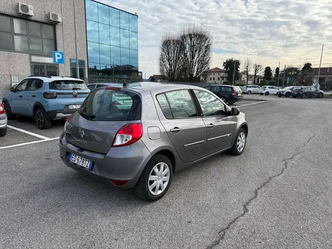 Usata Renault Clio III Dynamique 75 CV (55 kW) 2010 Grigio Berlina