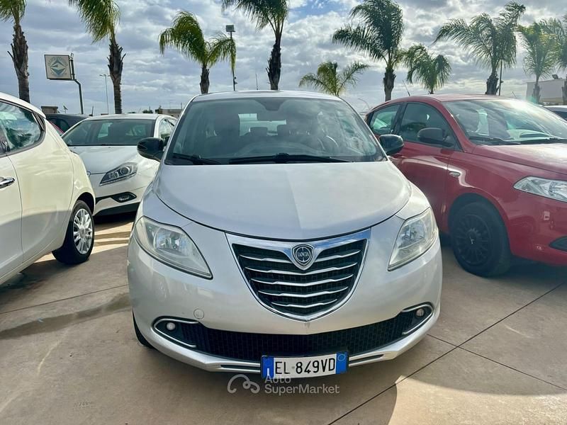 Usata Lancia Ypsilon Gold 69 CV (50 kW) 2012 Argento Utilitaria