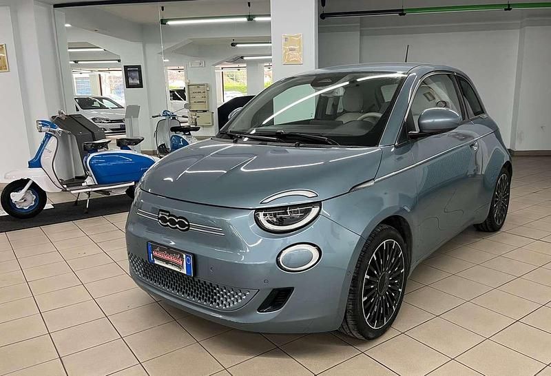 Usata Fiat 500e La Prima 42 kW (58 CV) 2021 Glacier blue metallizzato Utilitaria