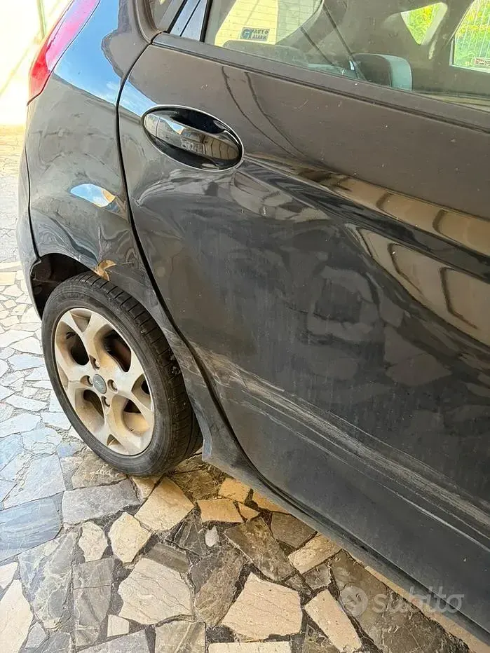 Usata Ford Fiesta 70 CV (51 kW) 2012 Nero Berlina