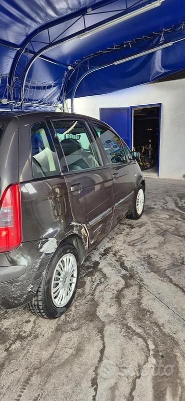 Usata Lancia Musa 90 CV (66 kW) 2005 Marrone Monovolume