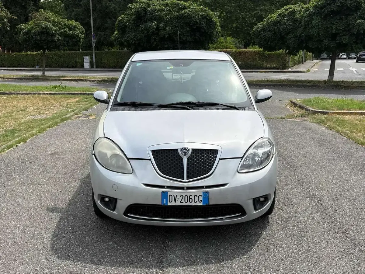 Usata Lancia Ypsilon 77 CV (56 kW) 2009 Argento Utilitaria
