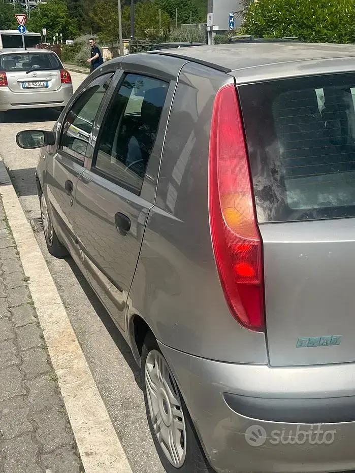 Usado Fiat Punto 2001 Gris Utilitario