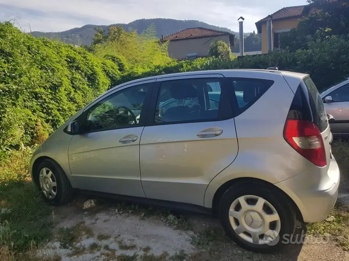 Usata Mercedes A160 102 CV (75 kW) 2011 Grigio Utilitaria