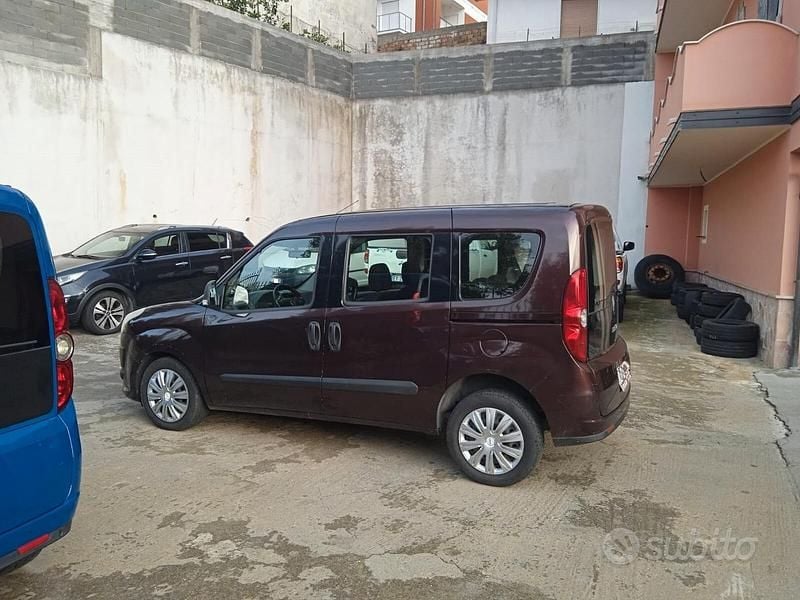 Usata Fiat Doblò Emotion 104 CV (76 kW) 2011 Marrone Monovolume