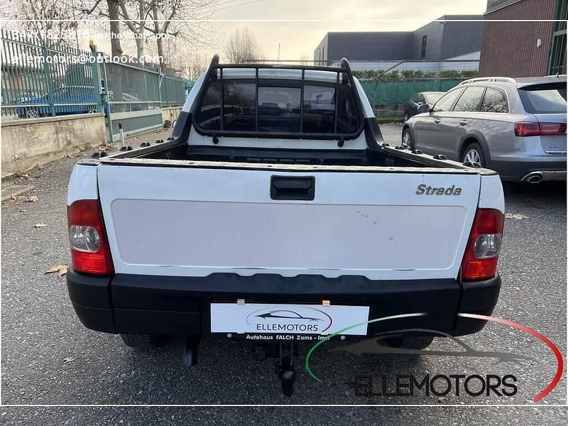 Usata Fiat Strada 80 CV (58 kW) 2004 Bianco Pick-up