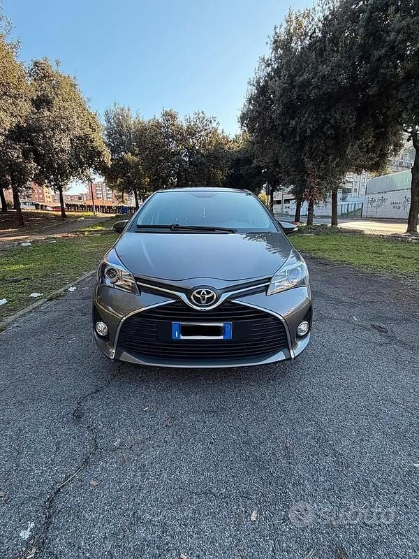 Marrone Usata 2017 Toyota Yaris Tre volumi | 8500 € (Ottimo prezzo) - Immagine 1/4