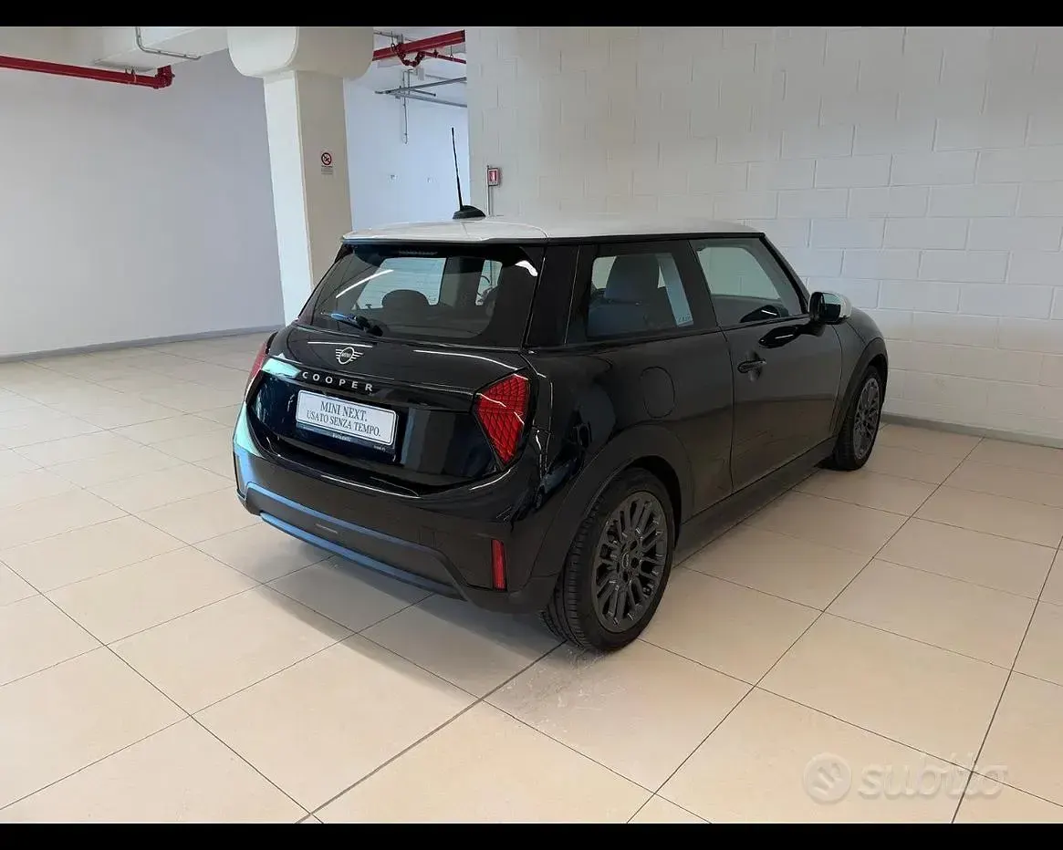 Usata Mini Cooper Classic 114 kW (156 CV) 2025 Midnight black ii Utilitaria