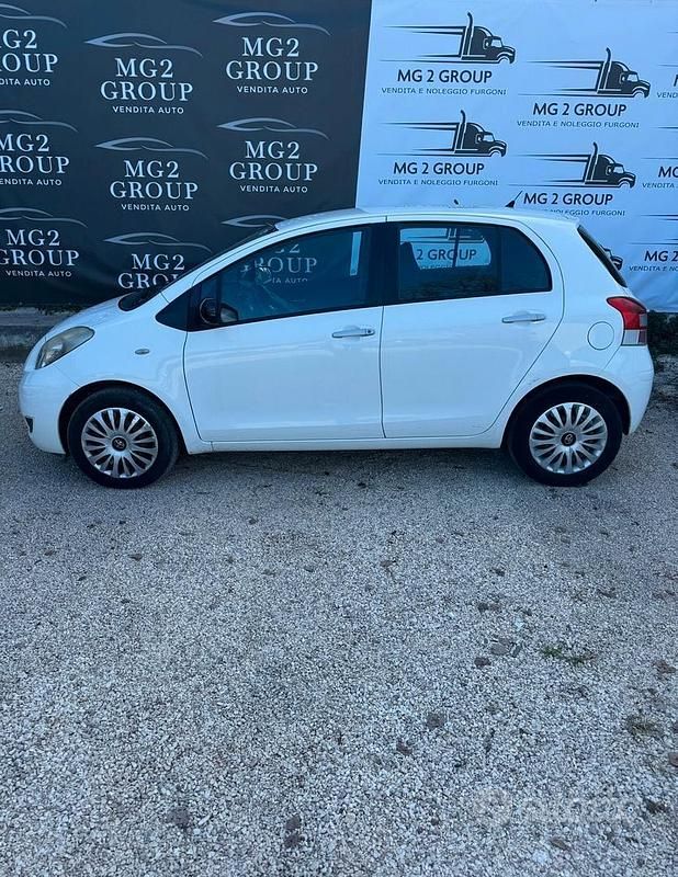 Usata Toyota Yaris Sol 69 CV (50 kW) 2010 Bianco Utilitaria