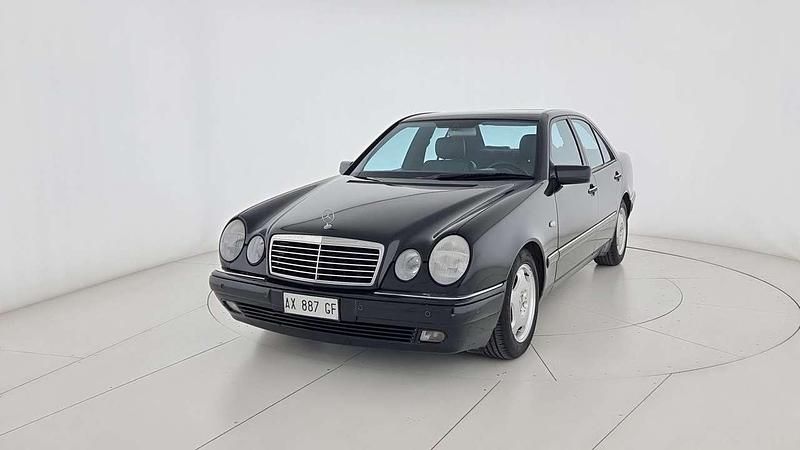 Nero Usata 1998 Mercedes E200 Avantgarde Tre volumi | 8900 € (Molto cara) - Immagine 1/4