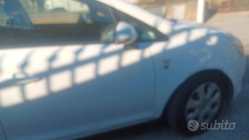 Usata Opel Corsa Edition 80 CV (58 kW) 2010 Bianco Berlina