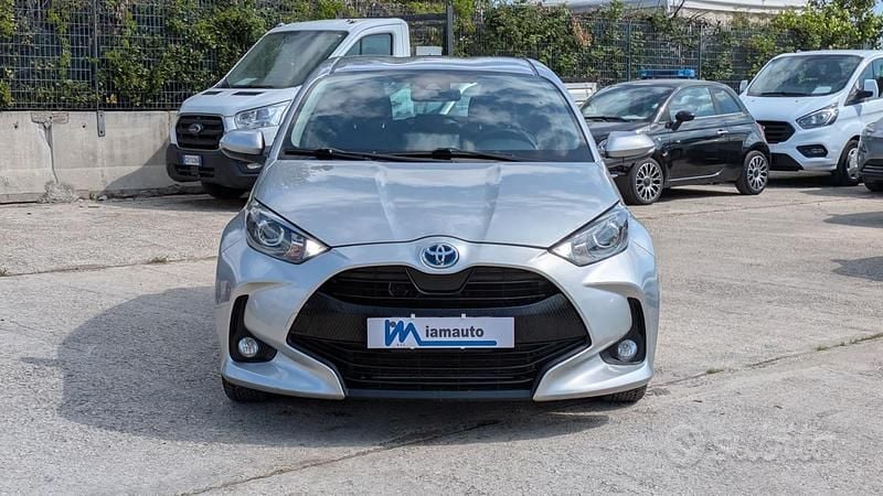 Begagnad Toyota Yaris Hybrid Business Edition 92 HK (67 kW) 2022 Grå Sedan