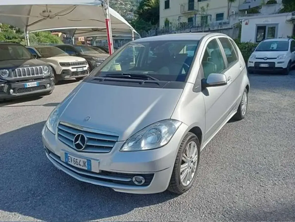 Usata Mercedes A180 Elegance 109 CV (80 kW) 2011 Argento Utilitaria