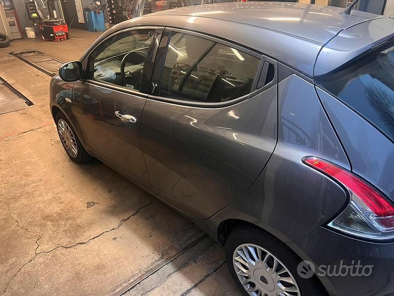 Usata Lancia Ypsilon Silver 69 CV (50 kW) 2015 Utilitaria