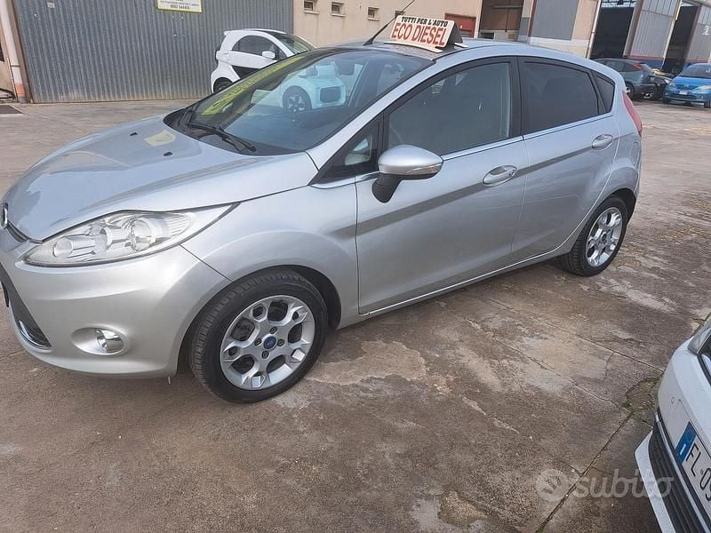Usata Ford Fiesta Titanium 71 CV (52 kW) 2012 Grigio Utilitaria